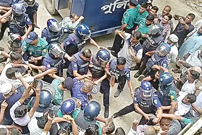 কিছু না বদলানোর রাজনীতি